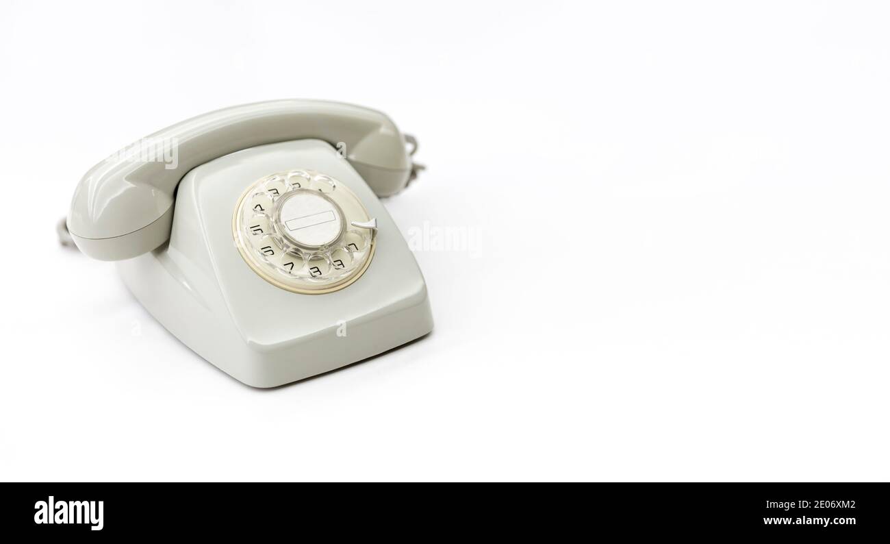 Retro-Desktop-Telefon auf weißem Hintergrund isoliert. Leerzeichen für Text. Kommunikationskonzept. Stockfoto