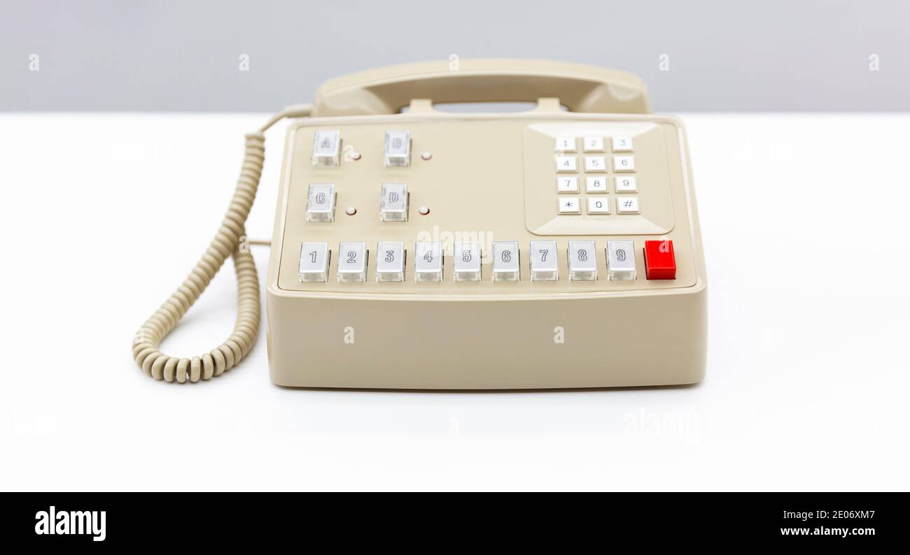 Alte Telefonzentrale auf einem weißen Schreibtisch. Leerzeichen für Text. Kommunikationskonzept. Stockfoto