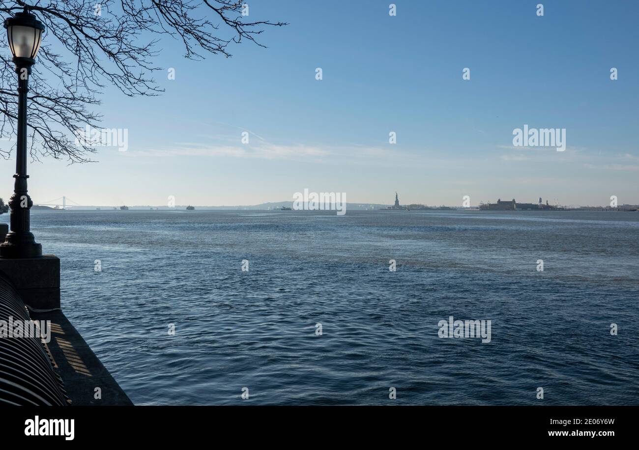 New York, USA, Dezember 2020. Im Winter Blick auf die Landschaft in Richtung New York Harbor und Staten Island von Downtown Manhattan. Stockfoto