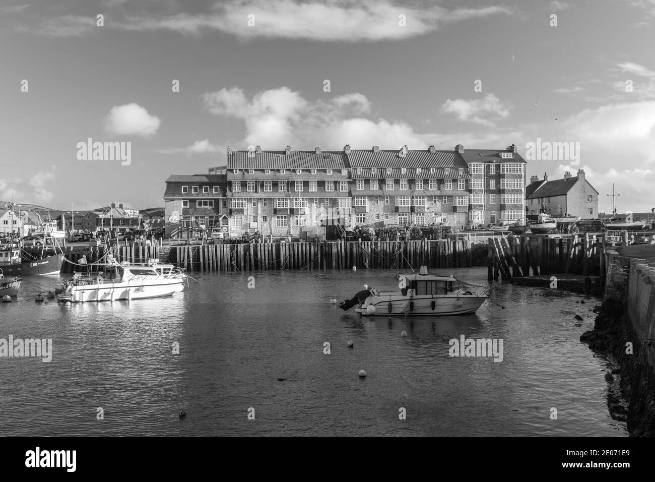 West Bay.Dorset.Vereinigtes Königreich.12. Dezember 2020.Schwarz-Weiß-Foto der Pier Terrace in West Bay in Dorset Stockfoto