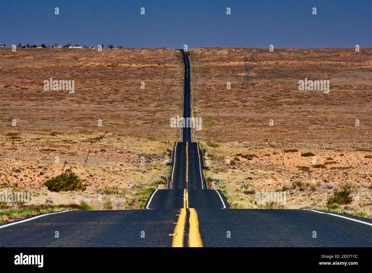 Highway 264 am Moenkopi Plateau, Hopi Indianerreservat, nahe Tuba City, Arizona, USA Stockfoto