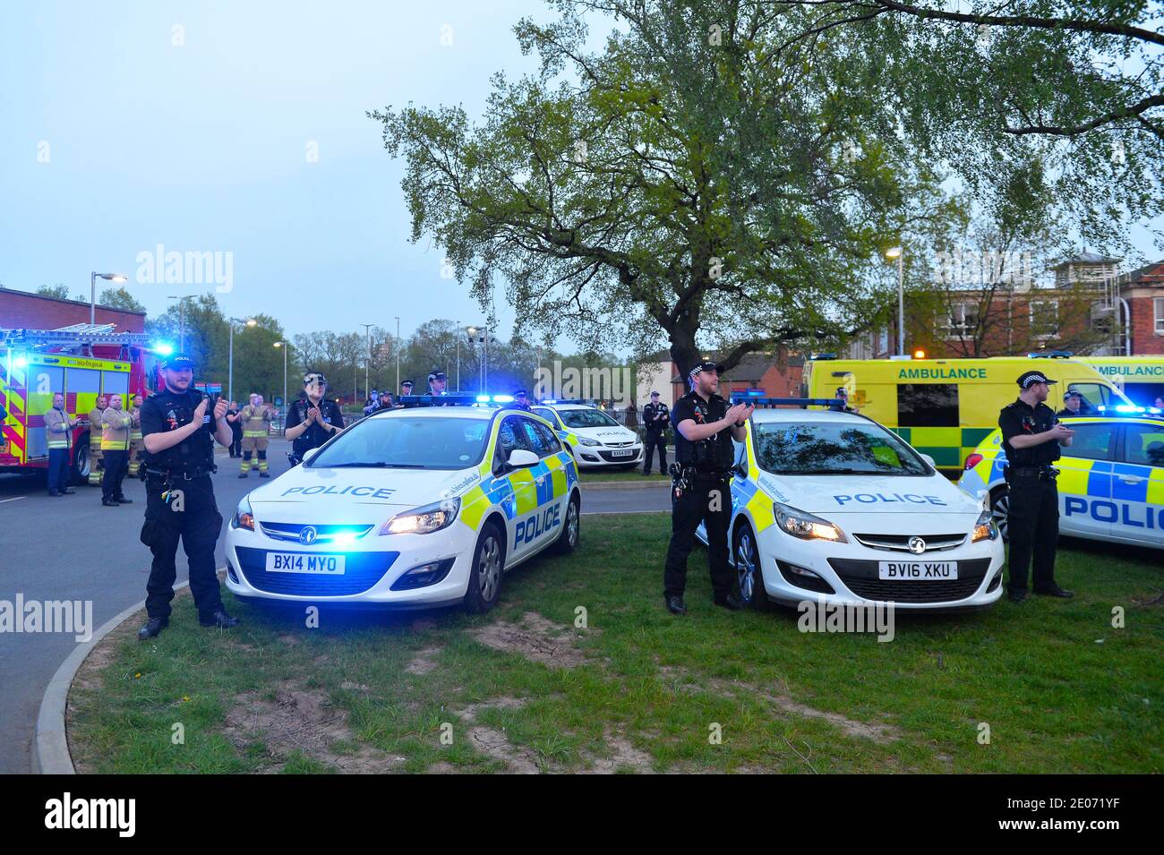 Rettungskräfte aus Leicester versammeln sich im Leicester Royal Infirmary Die NHS-Mitarbeiter während des Klatschs um Pflegern zu applaudieren Stockfoto