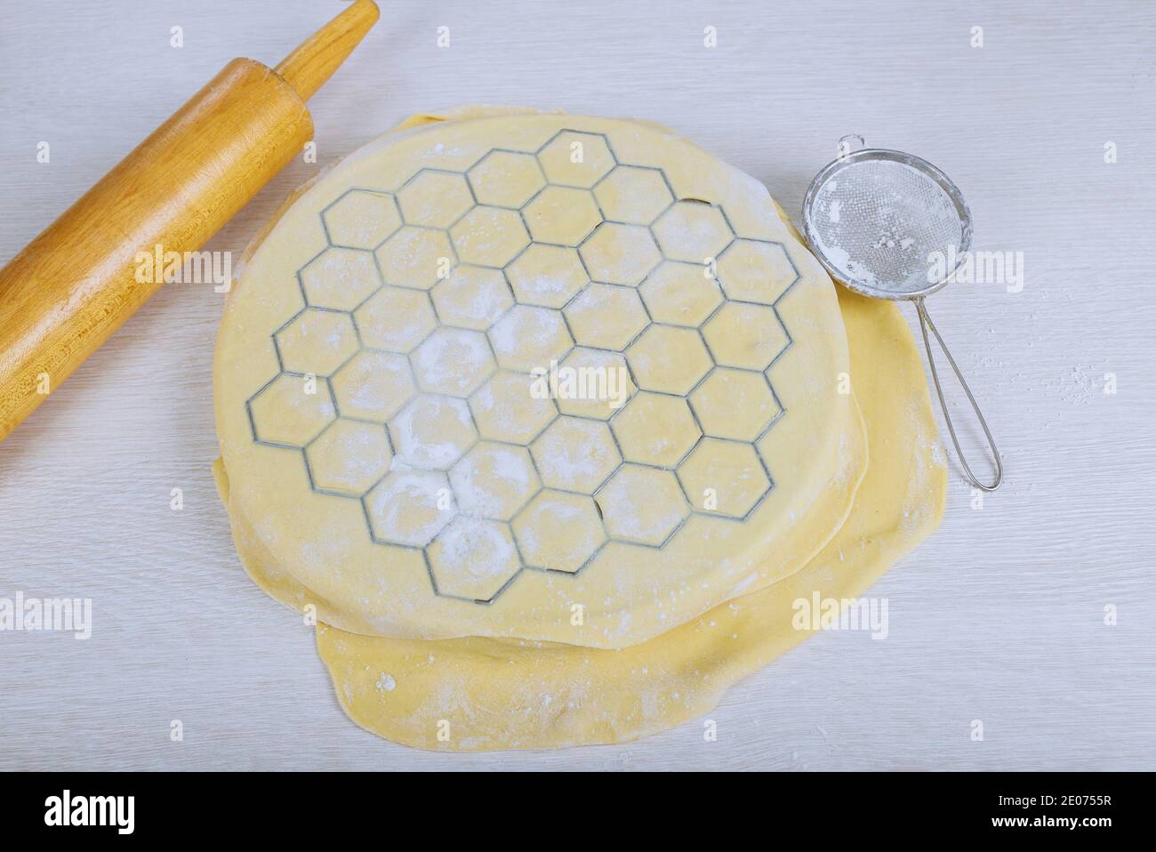 Der Prozess der Herstellung von hausgemachten Knödel Hackfleisch auf dem Teig, Knödel Stockfoto