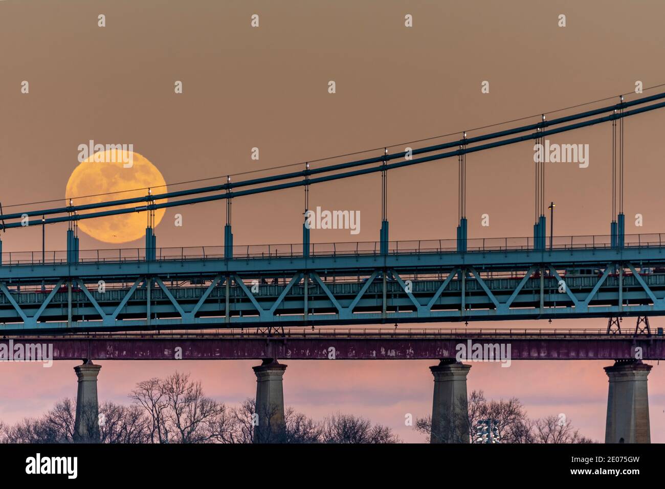 Der Vollmond erhebt sich auf der Triboro RFK-Hängebrücke New York City East River Stockfoto