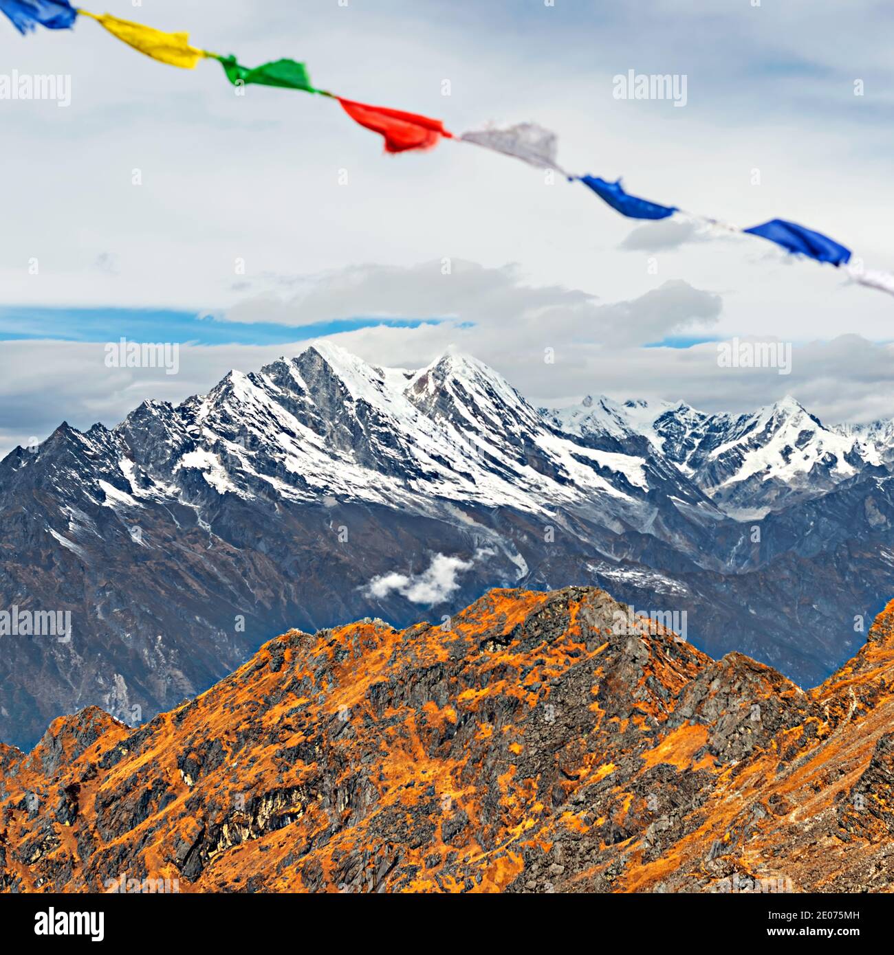 Blick auf die Himalaya-Berglandschaft auf der Trekkingroute von Thule Kharka nach Lukla am Zatrwa la Pass auf dem Mera Peak Trek in Nepal. Stockfoto