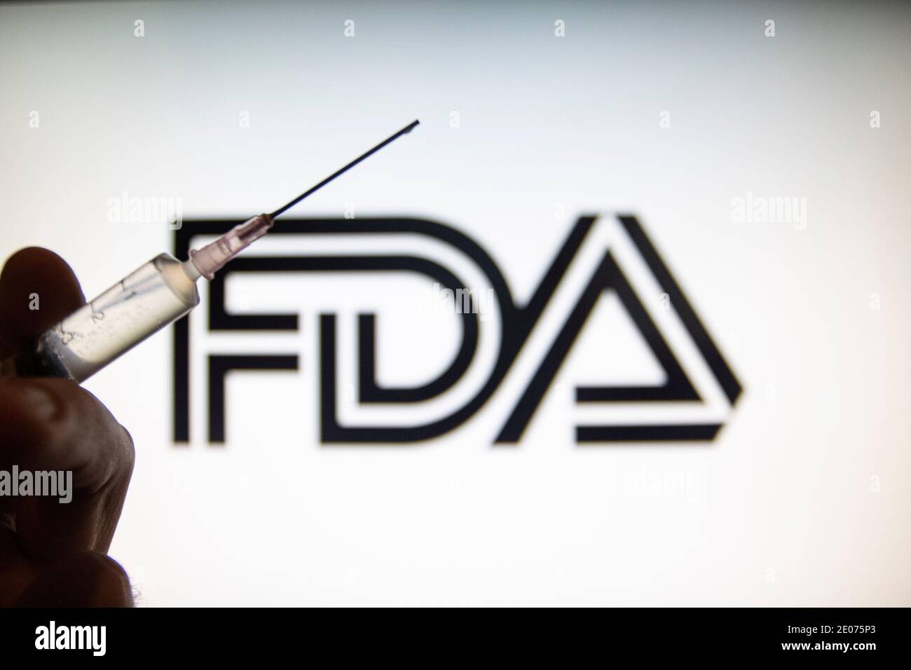 In dieser Abbildung ist eine medizinische Spritze mit FDA-Logo zu sehen ( Food and Drug Administration of the United States ) FDA zugelassene Pfizer / BioNTech und Moderna COVID-19 Coronavirus-Impfstoff für den Notfall in den USA, mit einer Notfall-Zulassung (EUA) Stockfoto