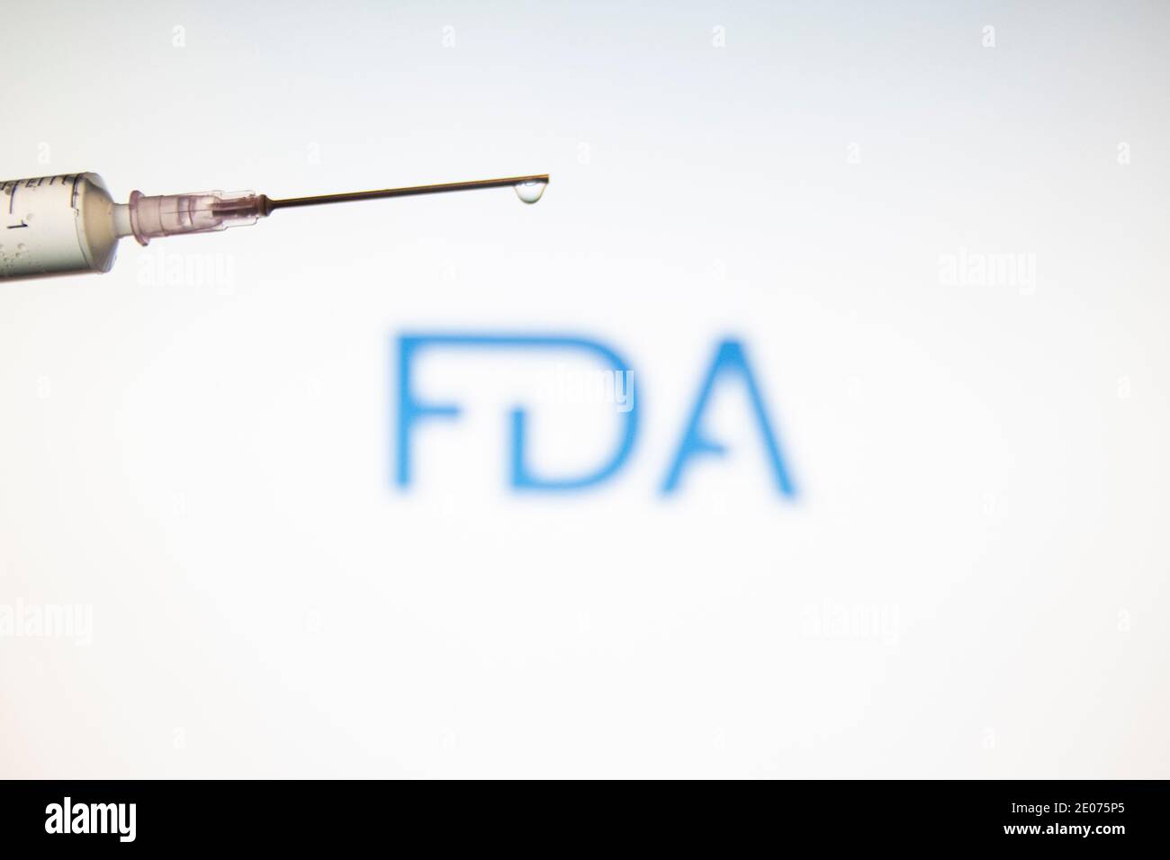 In dieser Abbildung ist eine medizinische Spritze mit FDA-Logo zu sehen ( Food and Drug Administration of the United States ) FDA zugelassene Pfizer / BioNTech und Moderna COVID-19 Coronavirus-Impfstoff für den Notfall in den USA, mit einer Notfall-Zulassung (EUA) Stockfoto