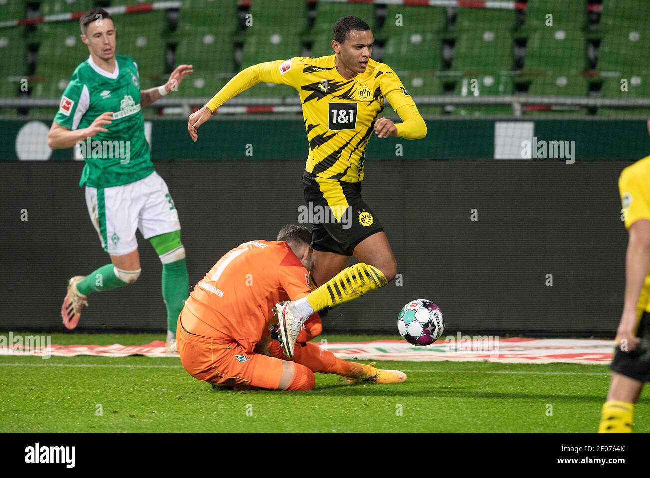 Torwart Jiri PAVLENKA (HB) bringt Manuel AKANJI (DO) im Strafraum nieder; Straffalle-ready Foul, Straffalle-ready; Fußball 1. Bundesliga, 12. Spieltag, SV Werder Bremen (HB) - Borussia Dortmund (DO) 1: 2, am 15. Dezember 2020 in Bremen/Deutschland. Die DFL-Vorschriften verbieten die Verwendung von Fotos als Bildsequenzen und/oder quasi-Video weltweit Stockfoto