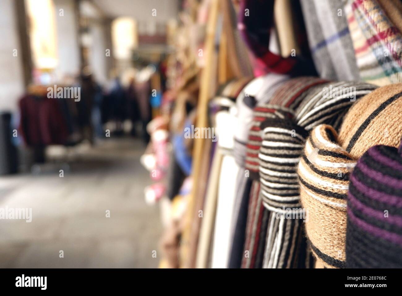 Gehen Sie einkaufen in der Innenstadt von Madrid Stockfoto