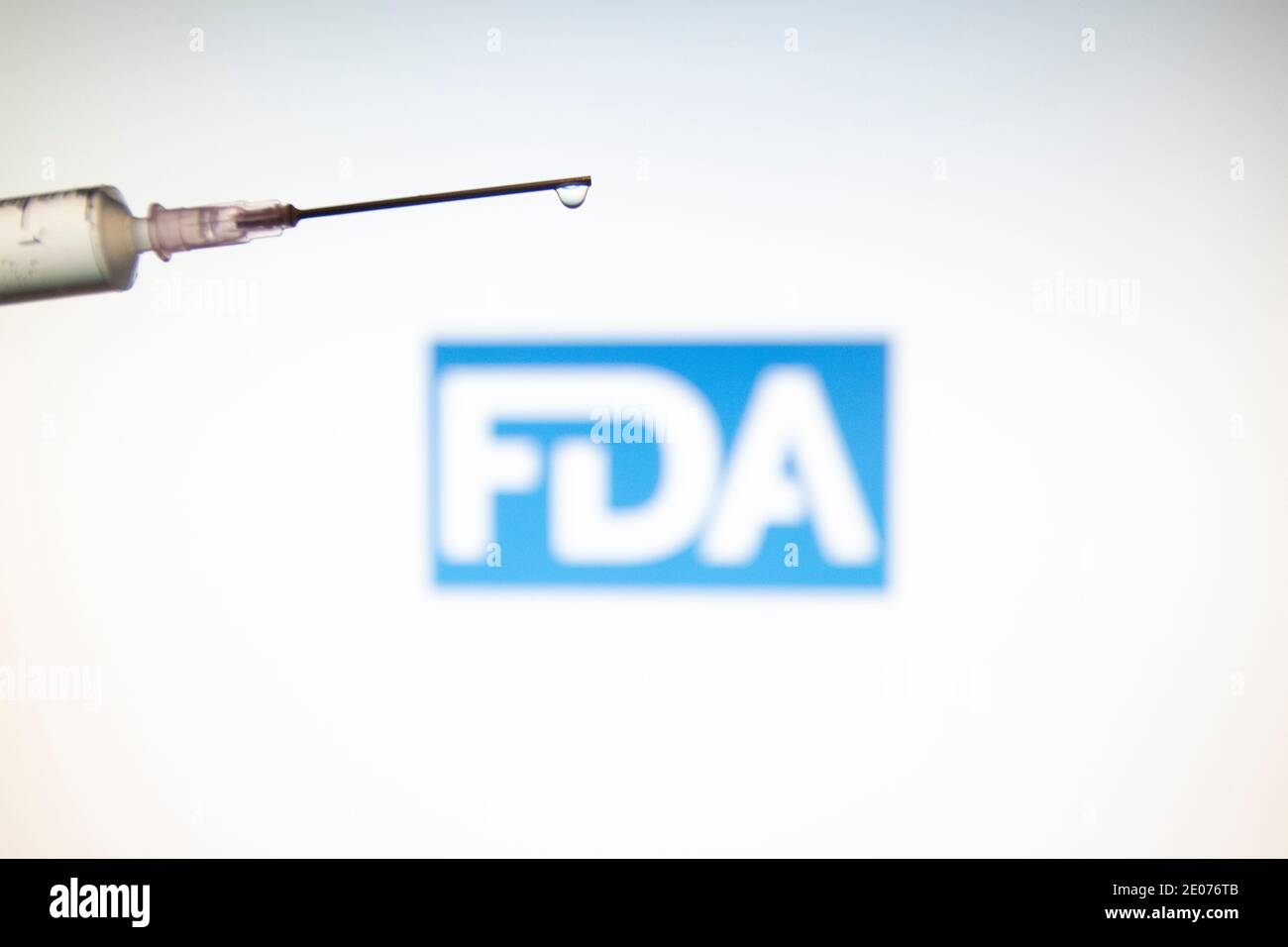 Niederlande. Dezember 2020. In dieser Abbildung ist eine medizinische Spritze mit FDA-Logo ( Food and Drug Administration of the United States ) zu sehen.FDA-zugelassener Pfizer/BioNTech und Moderna COVID-19 Coronavirus-Impfstoff für den Notfall in den USA, mit einer Notfallgenehmigung Kredit: Nik Oiko/SOPA Images/ZUMA Wire/Alamy Live News Stockfoto