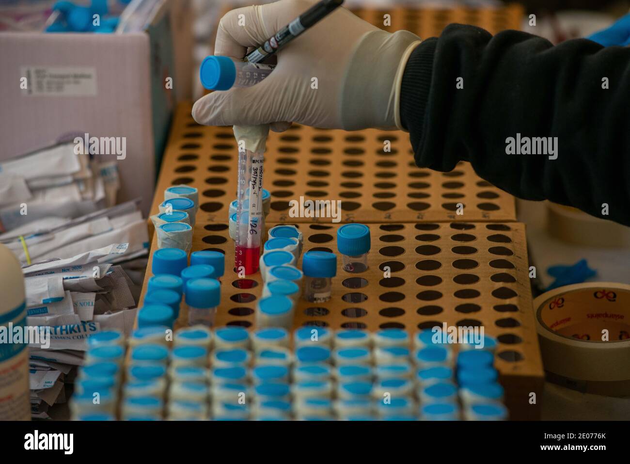 Testproben in einem kostenlosen Covid-19 Testlager am Anand vihar Busbahnhof.Delhi führt zufällige Coronavirus-Tests an Bus-Terminals, Bahnhöfen, außerhalb U-Bahn-Stationen, etc. Stockfoto