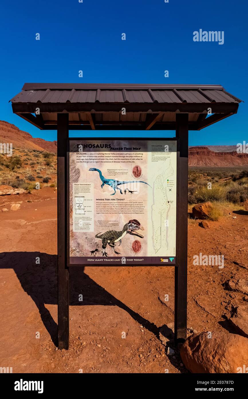 Interpretationsschild für die Warner Valley Dinosaur Track Site von BLM in der Nähe von St. George, Utah, USA [Keine Eigentumsfreigabe; nur für redaktionelle Lizenzen verfügbar Stockfoto