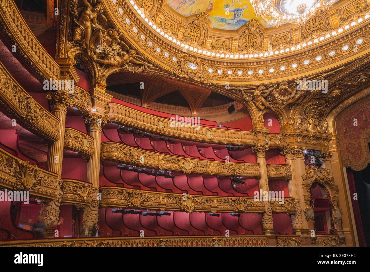 Paris, Frankreich - 6. Mai 2015: Interieur eines leeren Pariser Opernhauses (Palais Garnier) Stockfoto