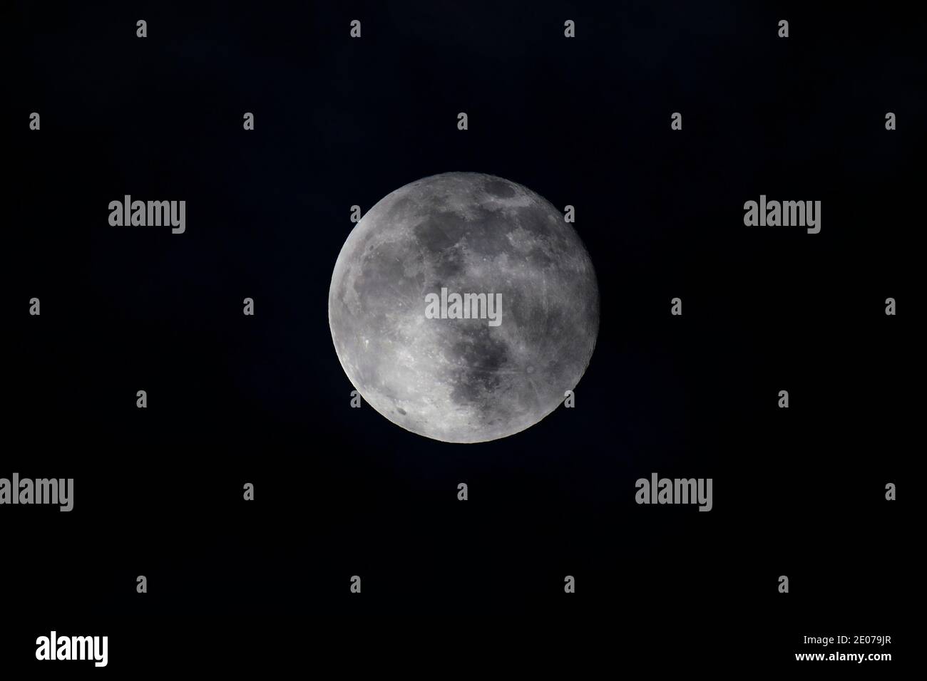 Wien, Österreich. 30. Dezember 2020. Der Vollmond strahlte über Wien als sogenannter "kalter Mond" vom Firmament aus. Quelle: Franz Perc / Alamy Live News Stockfoto