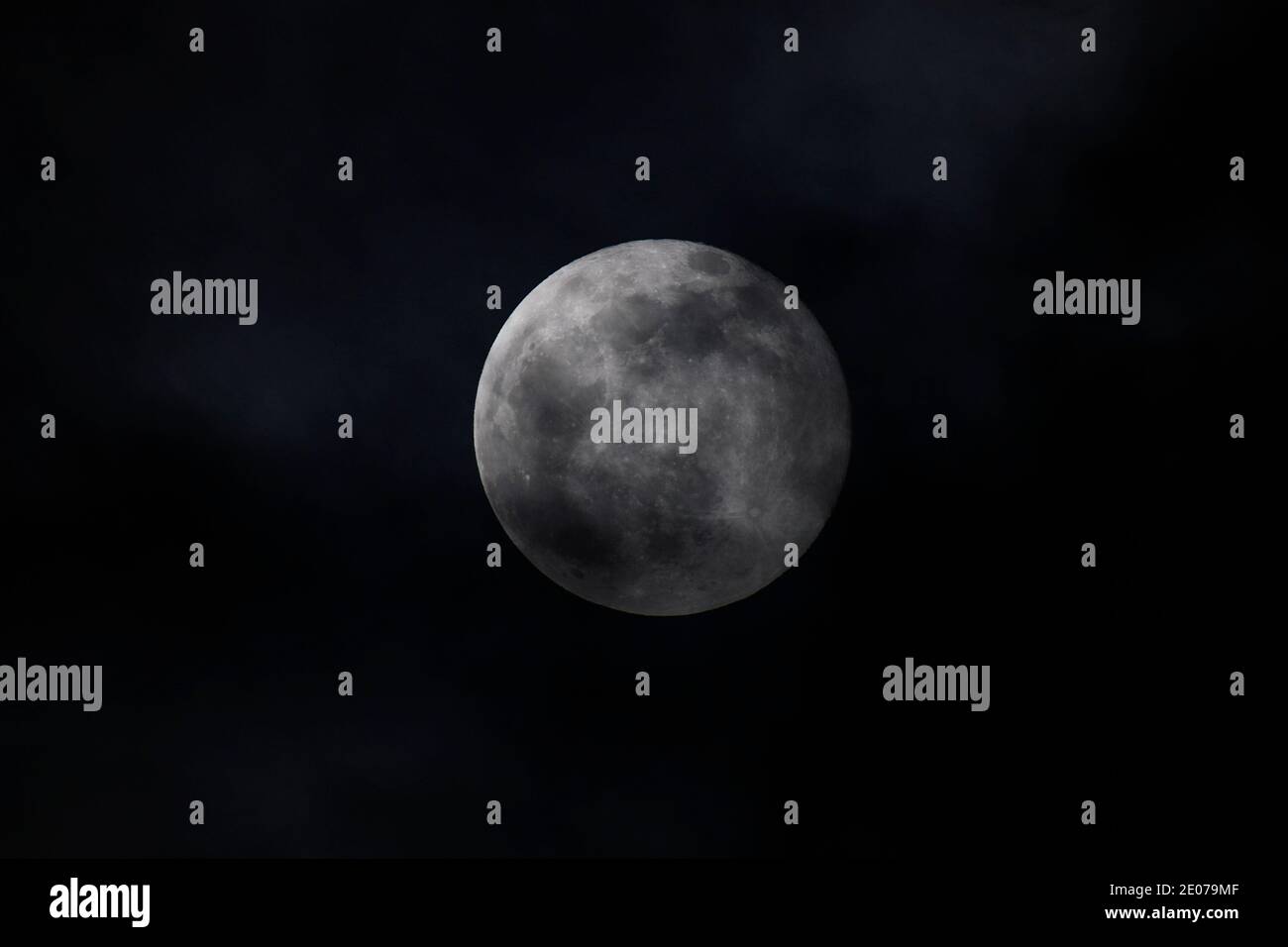 Wien, Österreich. 30. Dezember 2020. Der Vollmond strahlte über Wien als sogenannter "kalter Mond" vom Firmament aus. Quelle: Franz Perc / Alamy Live News Stockfoto