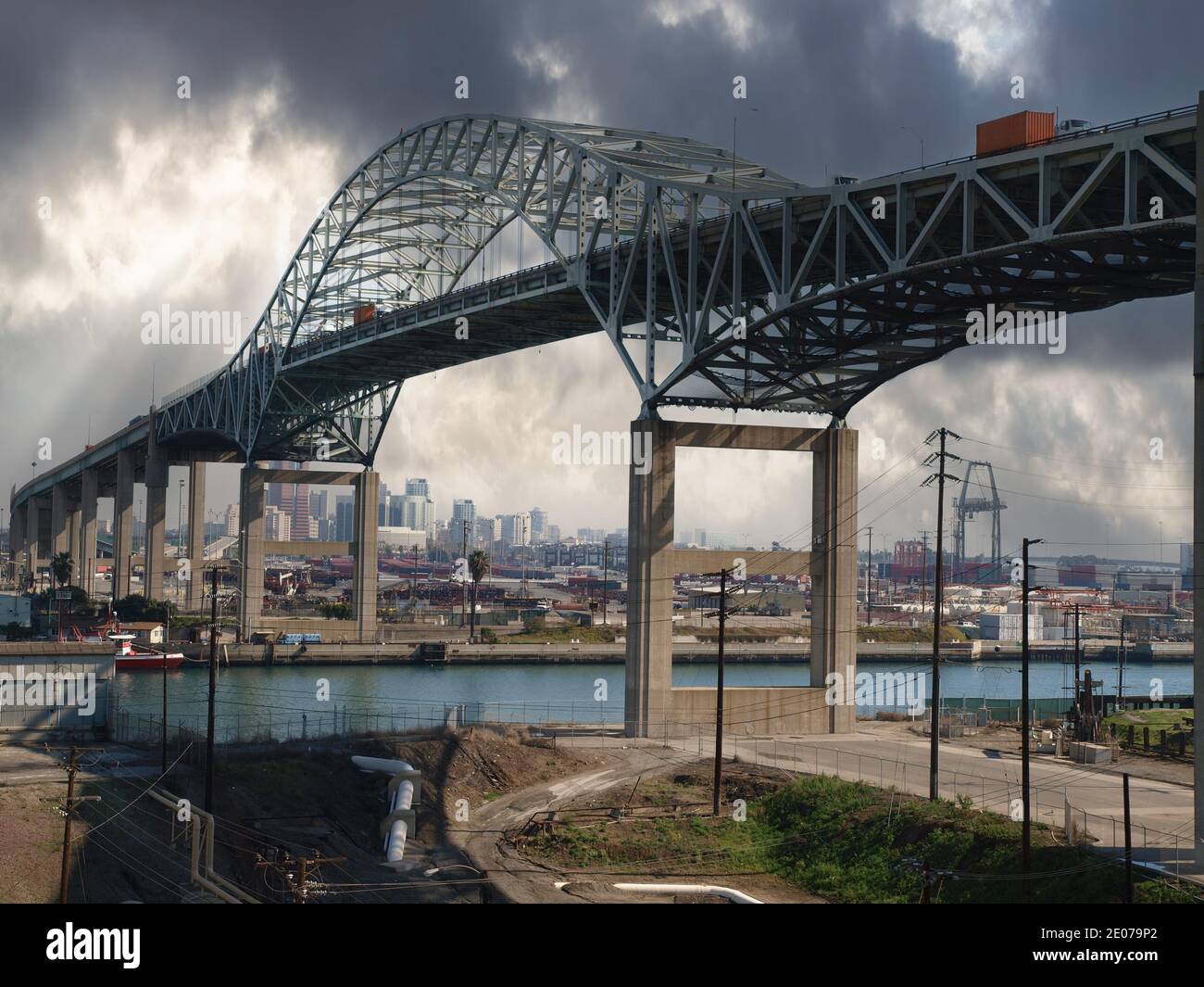 Blick auf die alte Gerald Desmond Brücke über dem Eingang zum inneren Hafen am Hafen von Long Beach in Los Angeles County, Kalifornien. Stockfoto