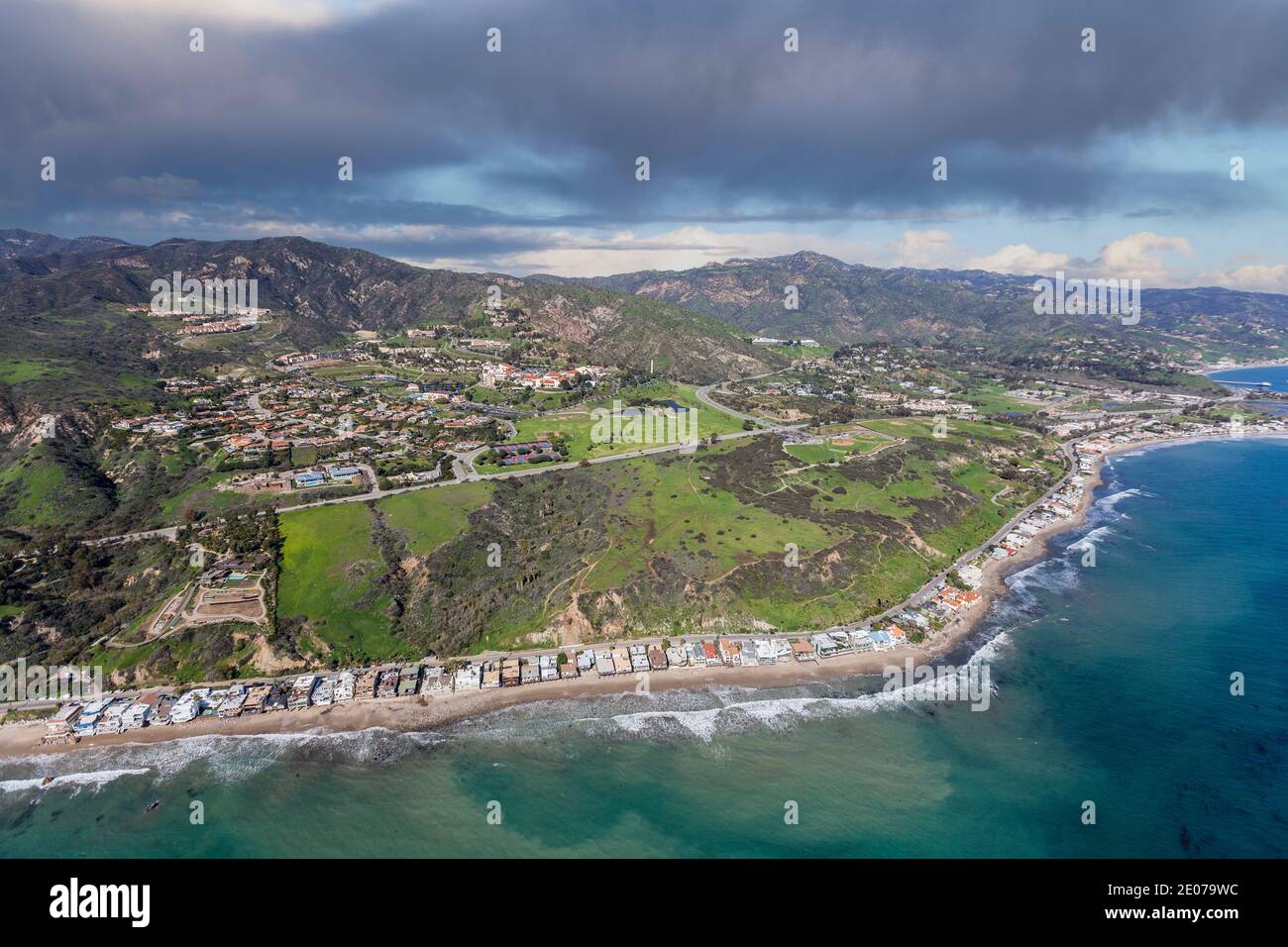 Luftaufnahme von Malibu California pazifik Küste Häuser, Klippen und Strände mit stürmischem Himmel. Stockfoto