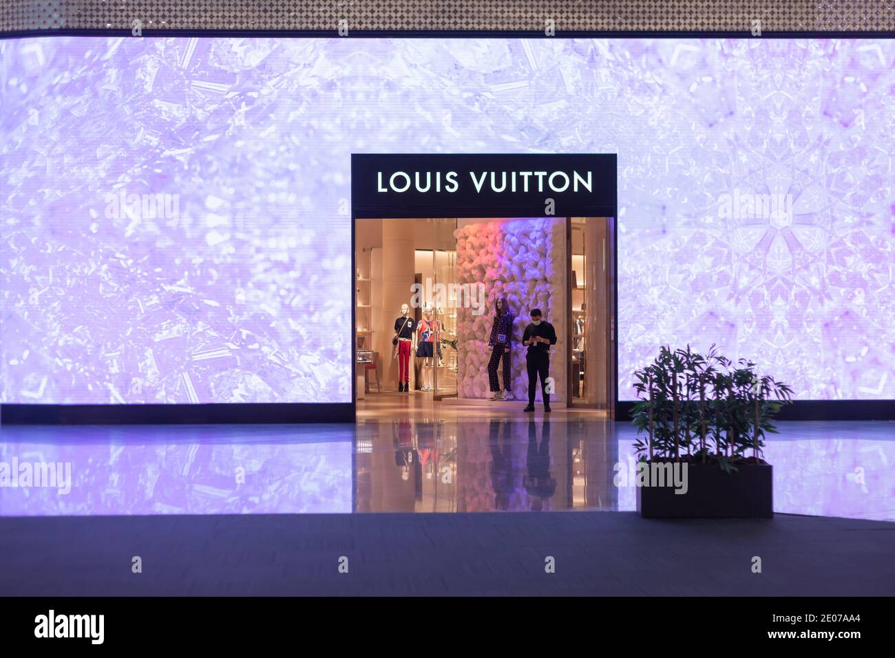 Istanbul, Türkei - ca. dezember 2020: Schaufenster des Louis Vuitton  Stores. Louis Vuitton ist ein französisches Modehaus, eines der weltweit  führenden Stockfotografie - Alamy