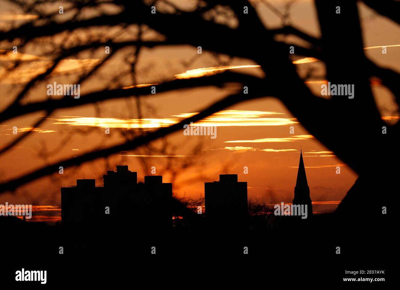 Leicester, Leicestershire, Großbritannien. Dezember 2020. Die Sonne untergeht in Leicester, nachdem es angekündigt wurde, die Stadt würde Tier 4 der Coronavirus-Einschränkungen eingeben. Credit Darren Staples/Alamy Live News. Stockfoto