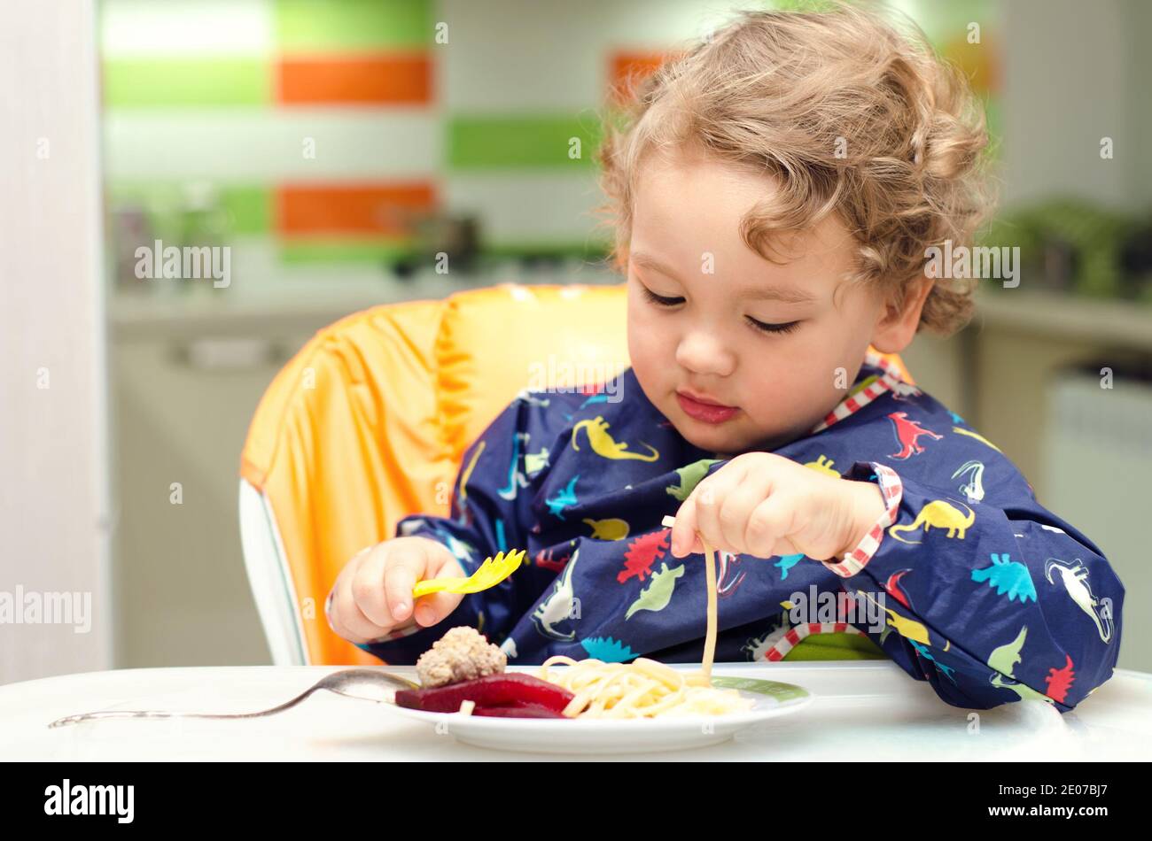 Kleines Kind zu Hause essen Stockfoto