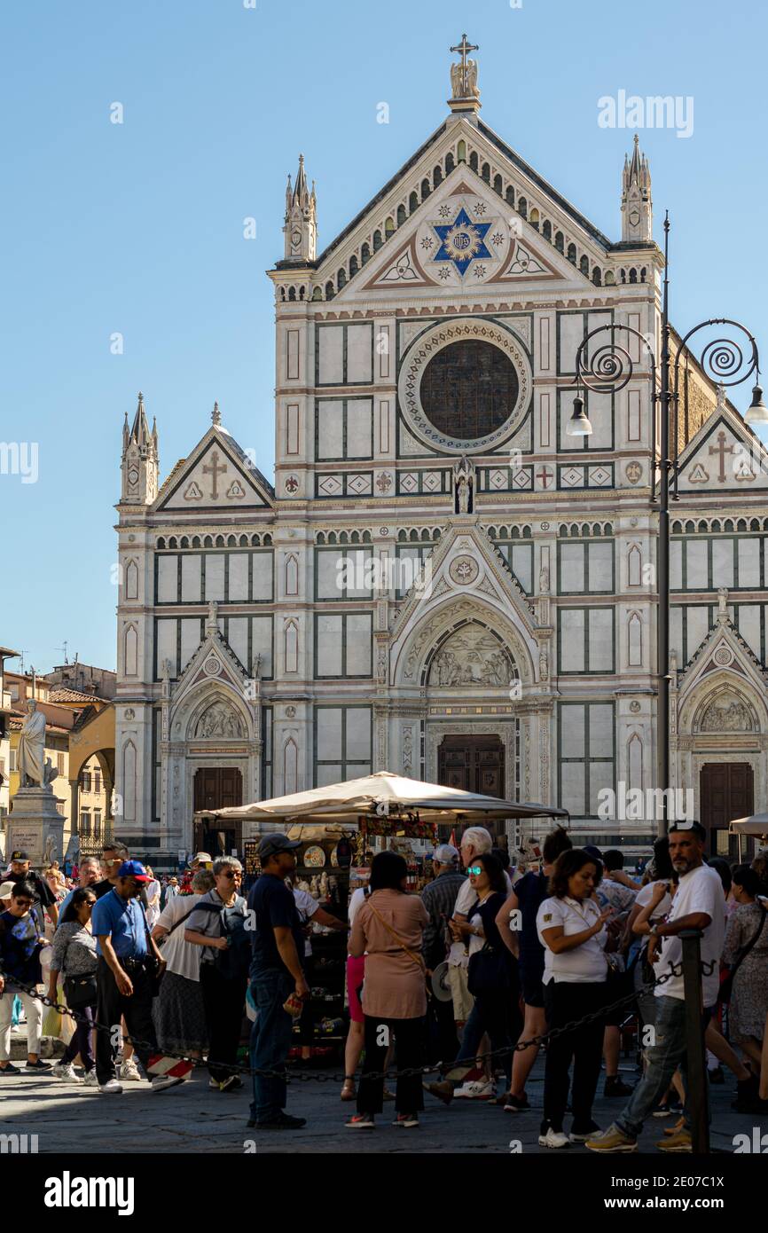 Touristen in Piazza di Santa Croce mit der Basilika di Santa Croce im Hintergrund, Florenz, Italien Stockfoto
