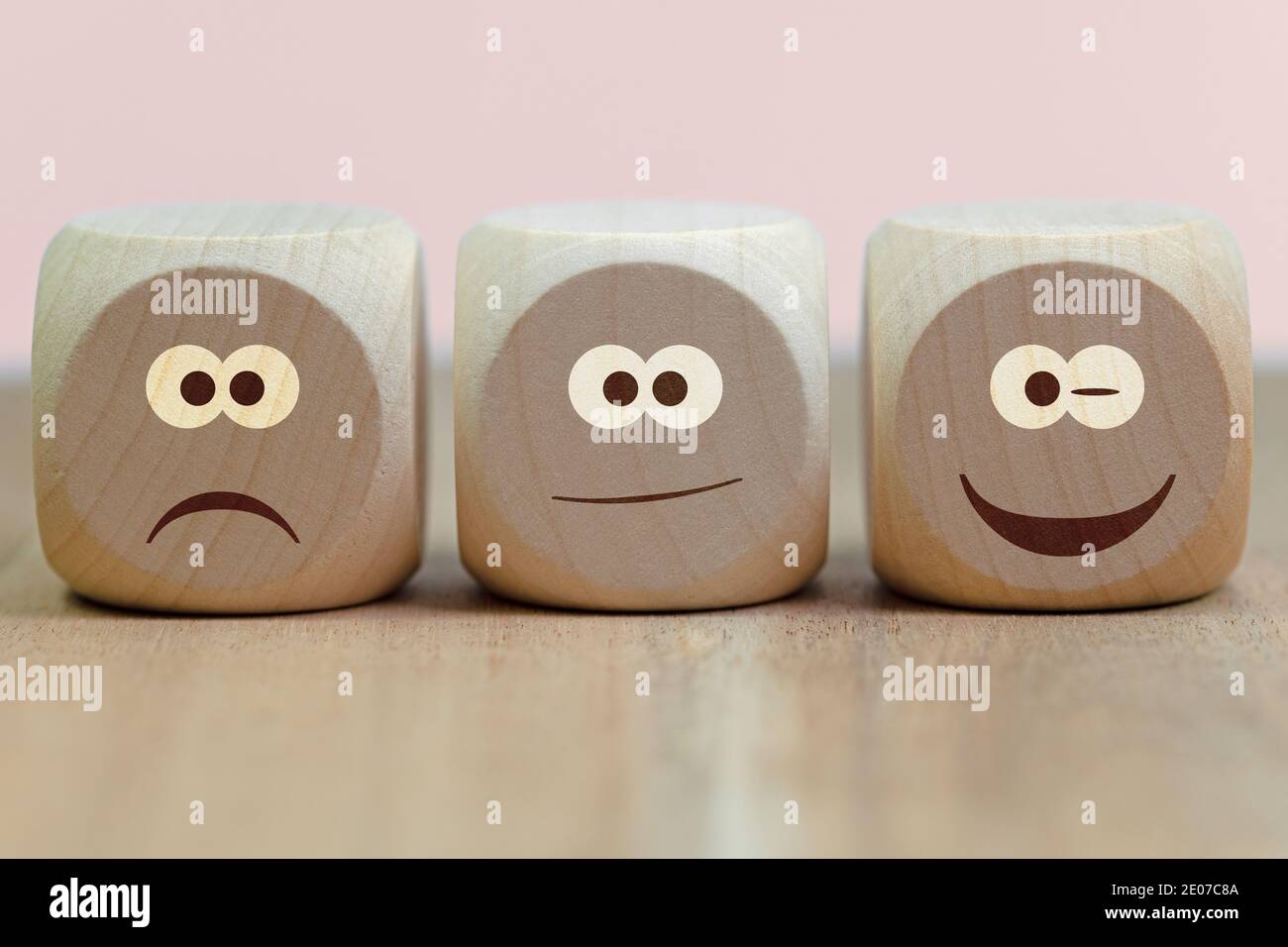 Emoticons mit verschiedenen Launen auf drei Holzwürfeln Stockfoto
