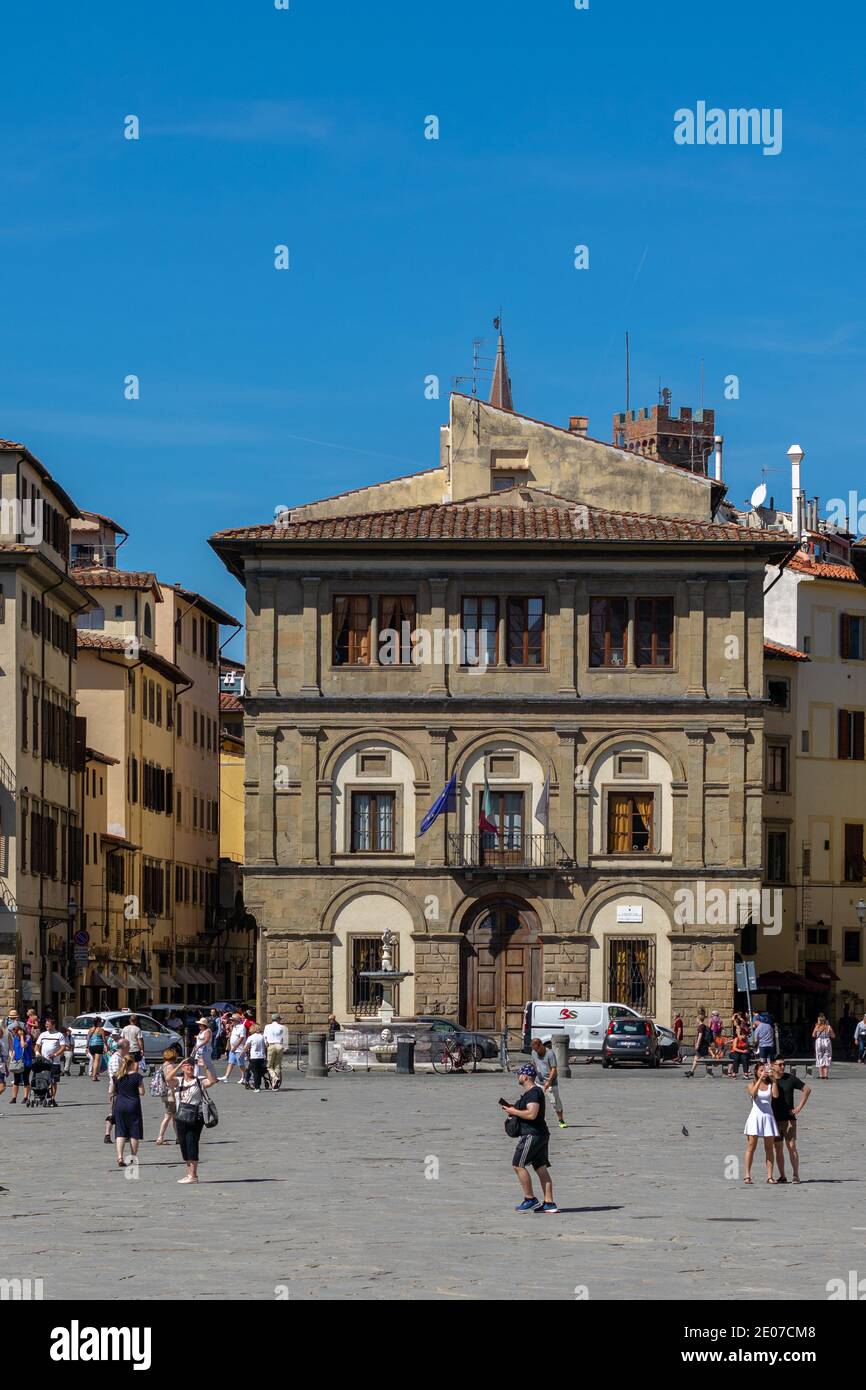 Das Gebäude beherbergt das Büro des Bezirksrates für Bezirk 1 in Piazza di Santa Croce, Florenz, Italien Stockfoto