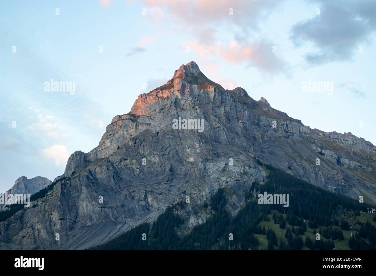 Kandersteg Schweiz - 05.09.2020 Blick auf den Bire Peak bei Sonnenuntergang Im Sommer Stockfoto