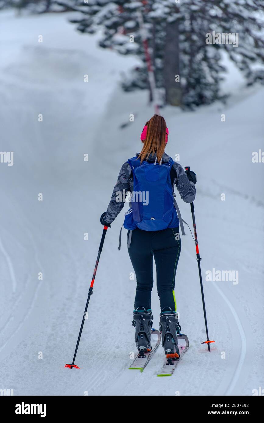 Frau macht Ski Bergsteigen in den Bergen in den Pyrenäen in Europa. Stockfoto