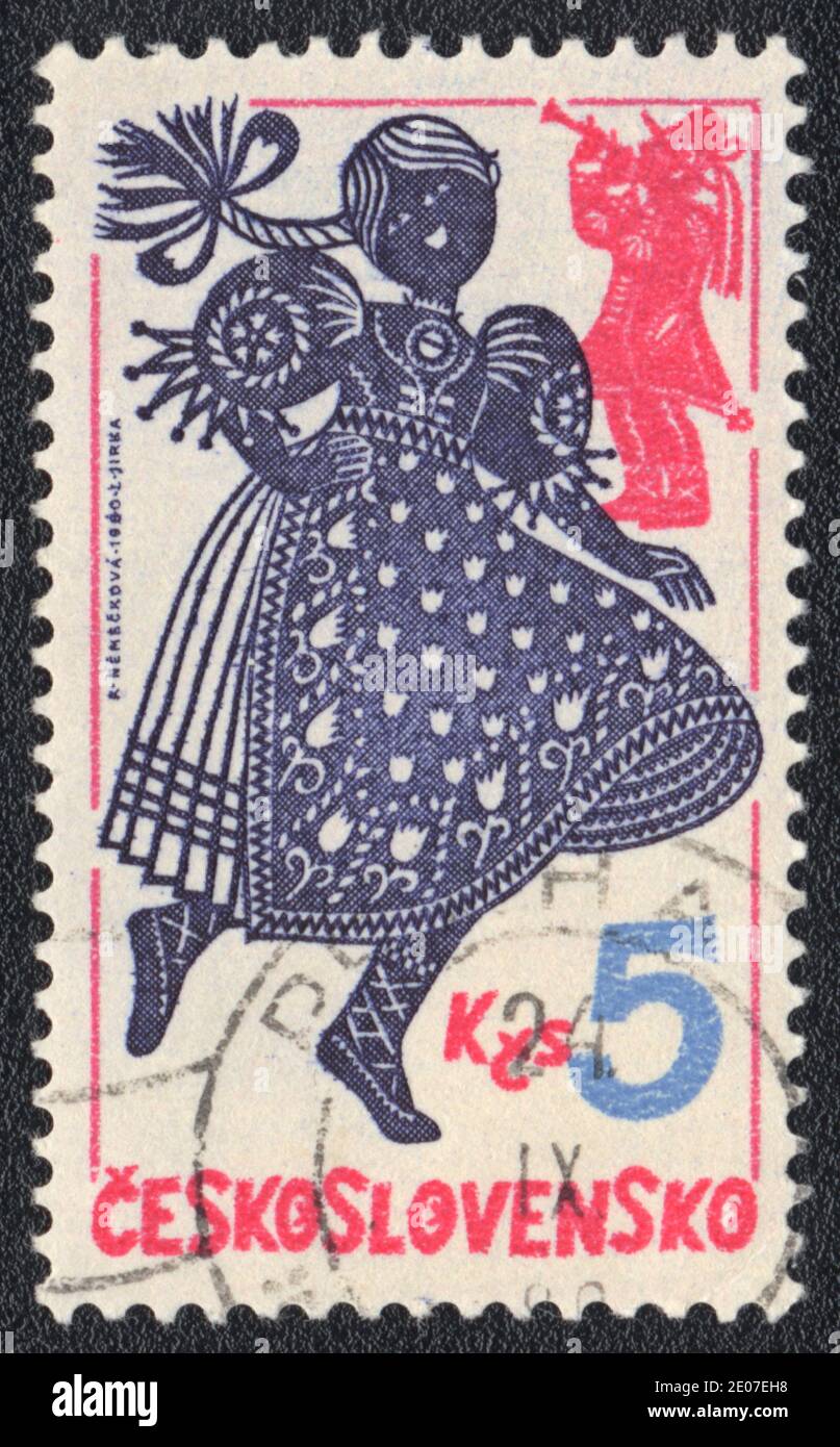 Eine in der Tschechoslowakei gedruckte Briefmarke zeigt Tanzendes Mädchen in volkstümlicher Kleidung und einen Musiker aus Serien, um 1980 Stockfoto