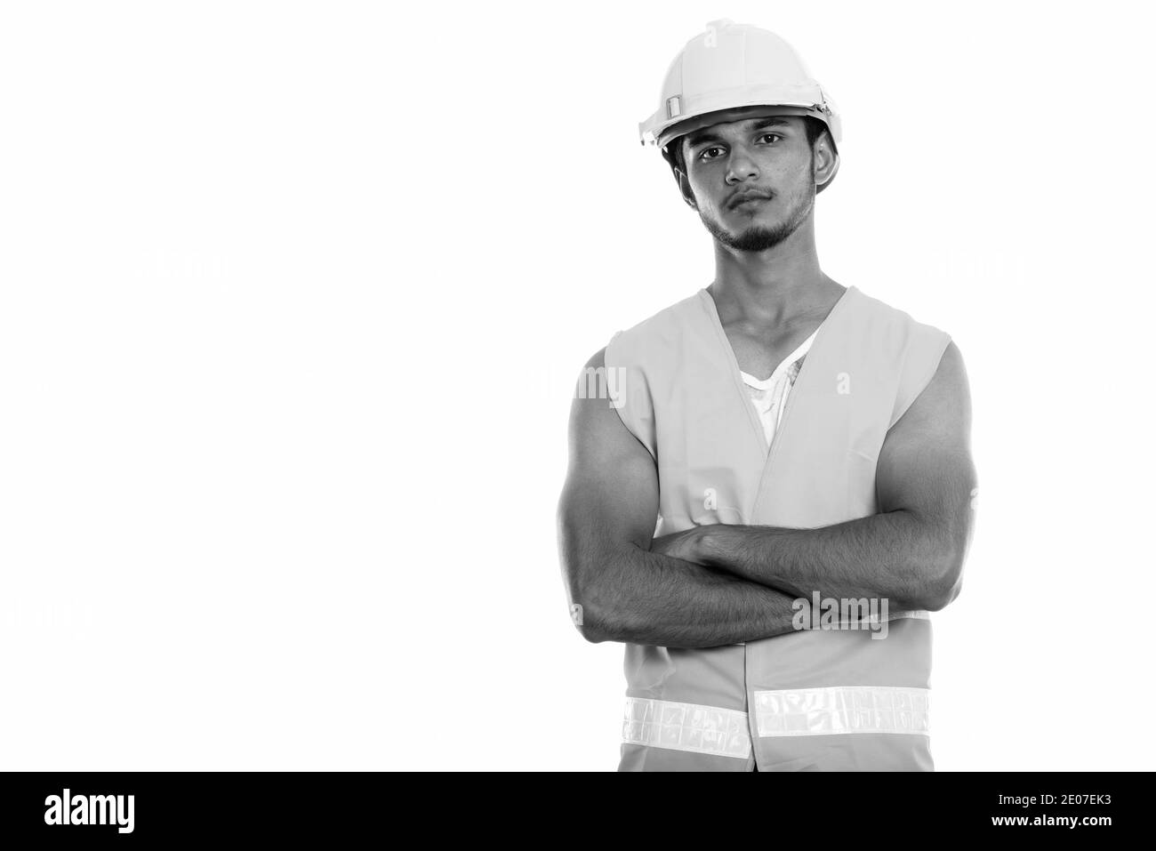 Studio shot der jungen schönen Indischen mann Bauarbeiter mit verschränkten Armen Stockfoto