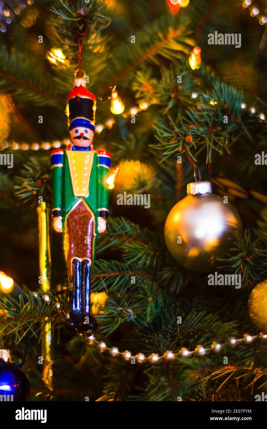 Polnischer Kugelsoldat hing an einem Weihnachtsbaum. Saisonale Winter Hintergrund mit Weihnachten Nahaufnahme Spielzeug auf dem Baum. Stockfoto