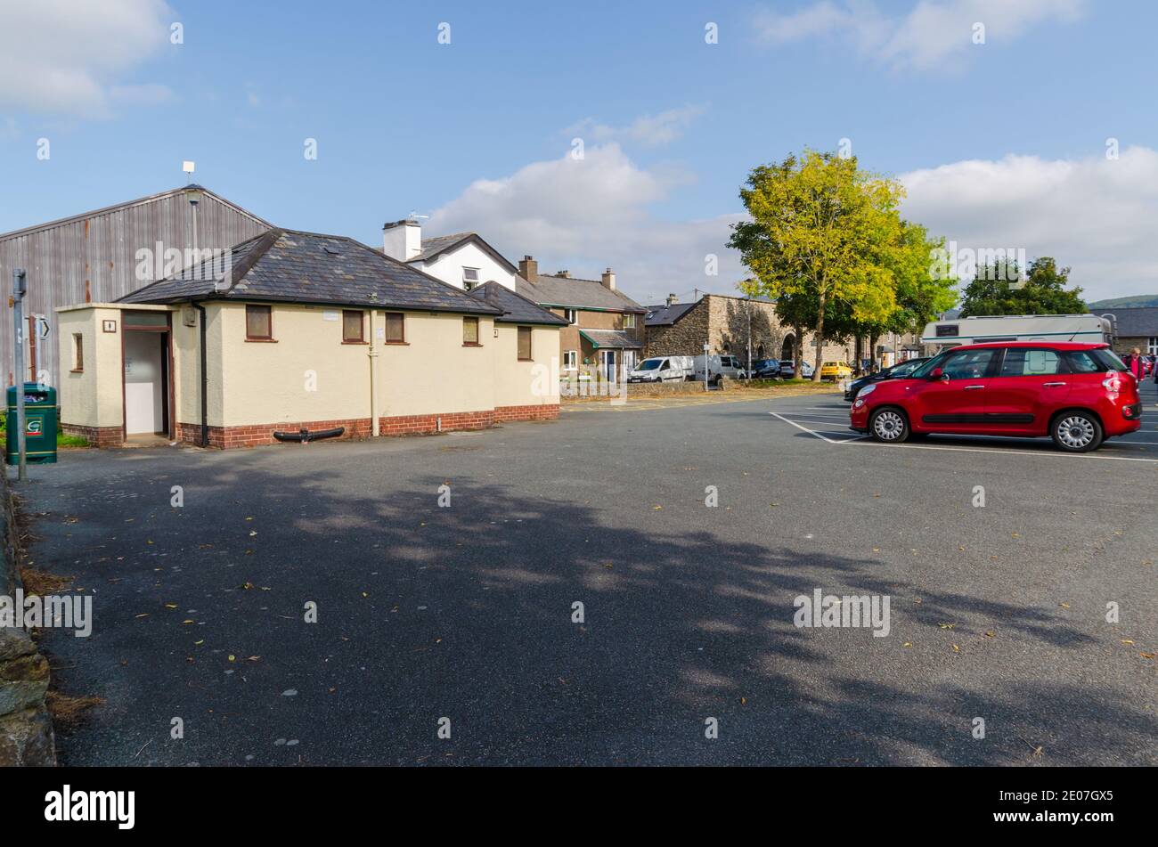 Bala; Großbritannien: 20. Sep 2020: Der Parkplatz Plasey Street wird vom Gwynedd Council betrieben. Ein Toilettenblock wird der Öffentlichkeit zur Verfügung gestellt. Stockfoto