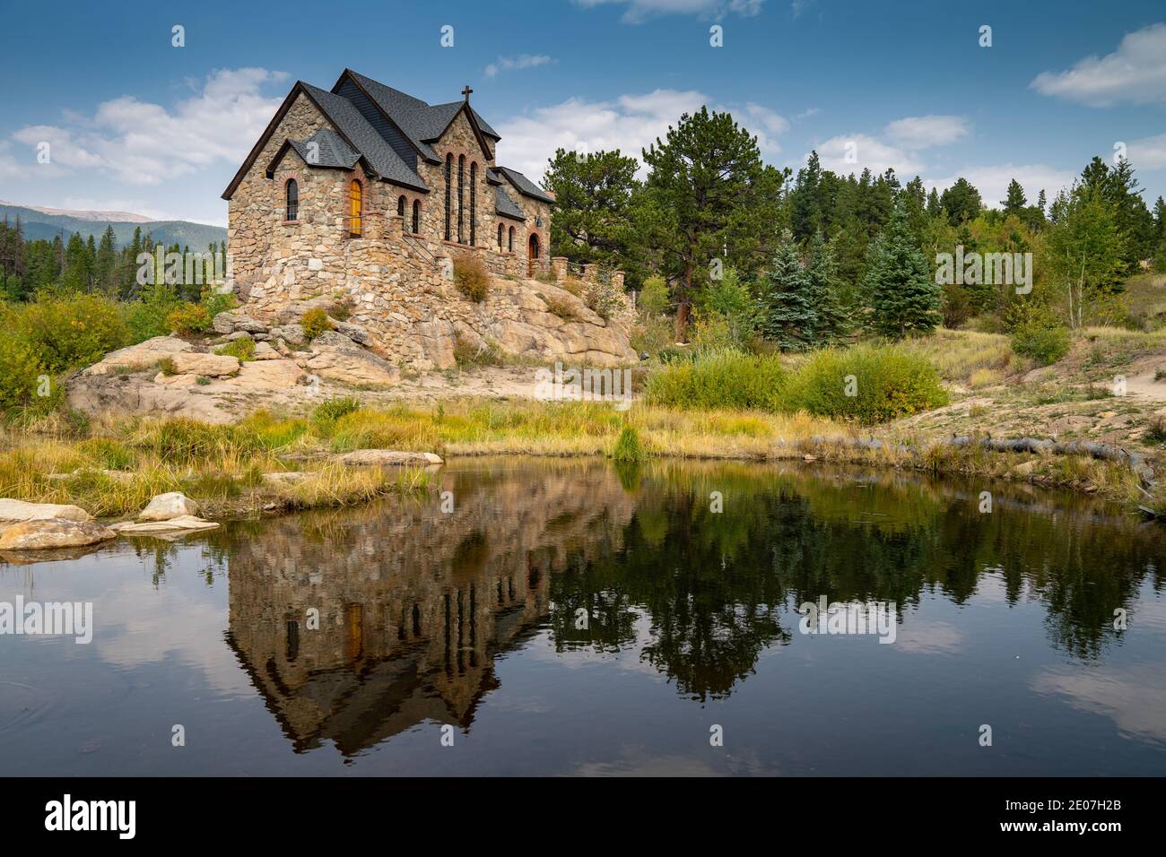 St Catherines Chapel auf der Rock Church in den Rocky Mountains von Colorado, Spiegelung im See Stockfoto