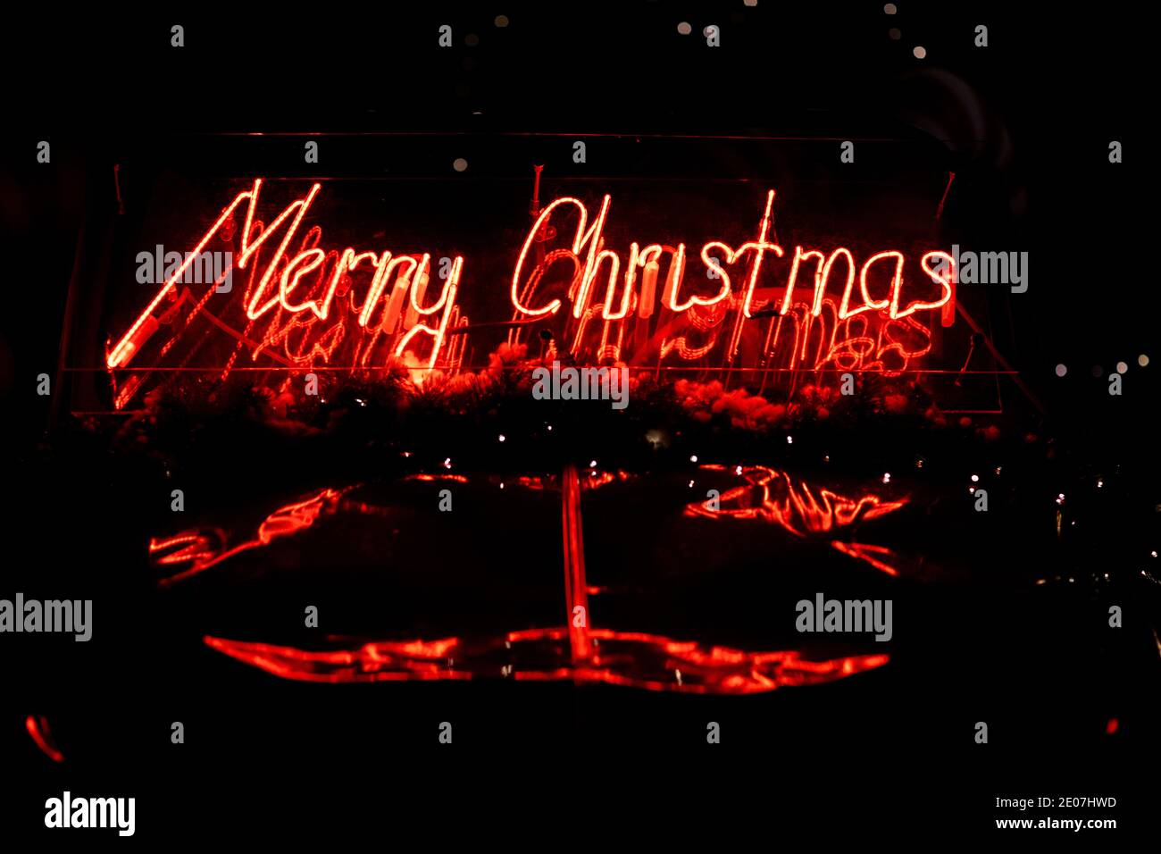 led rote Weihnachtsdekoration und Ornamente über abstrakten Bokeh Hintergrund mit Copy Space. Weihnachten Hintergrund Grußkarte für Weihnachten und Neujahr Stockfoto