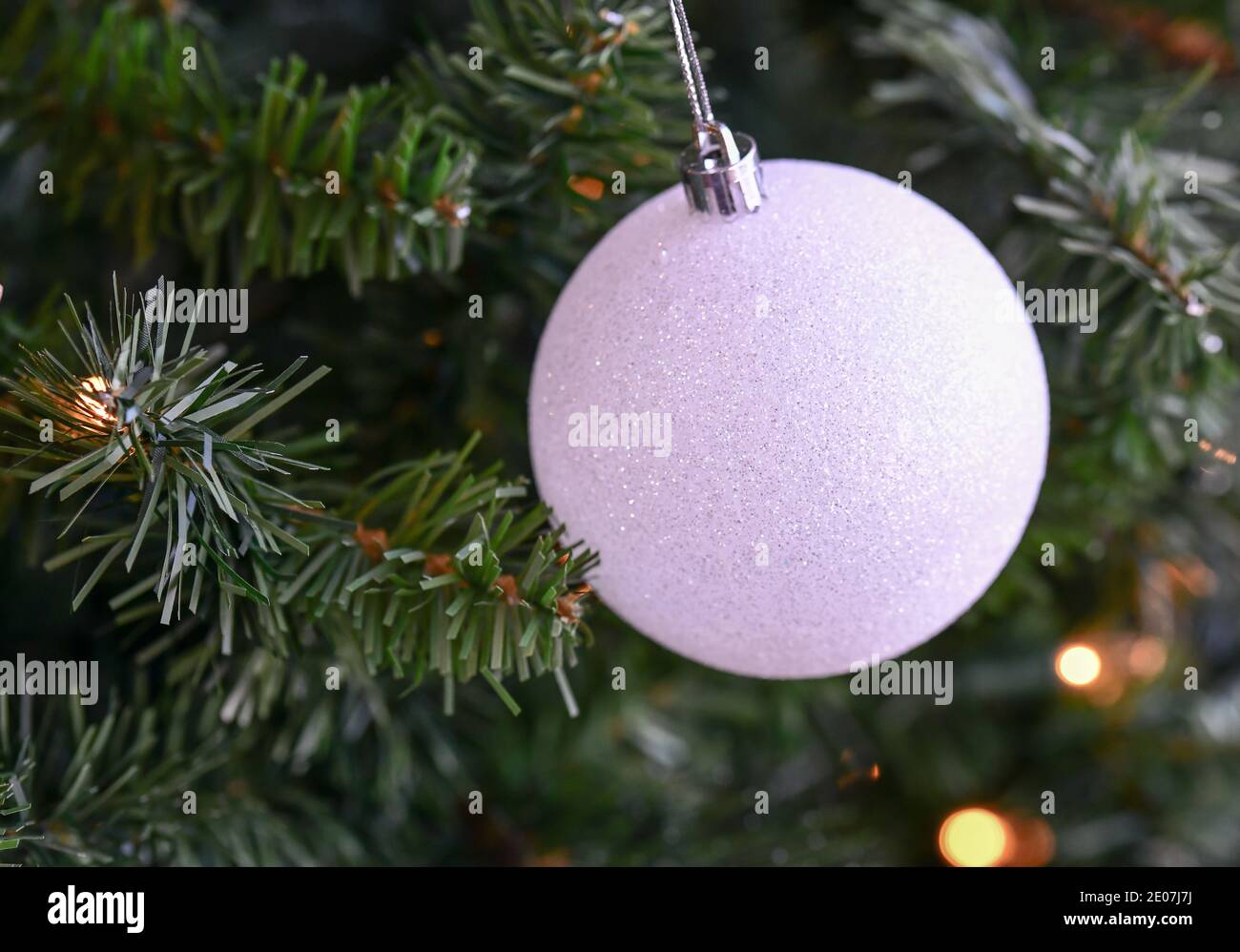 Weihnachten Weihnachtsschmuck hängen auf dem grünen Weihnachtsbaum drinnen Zu Weihnachten Stockfoto