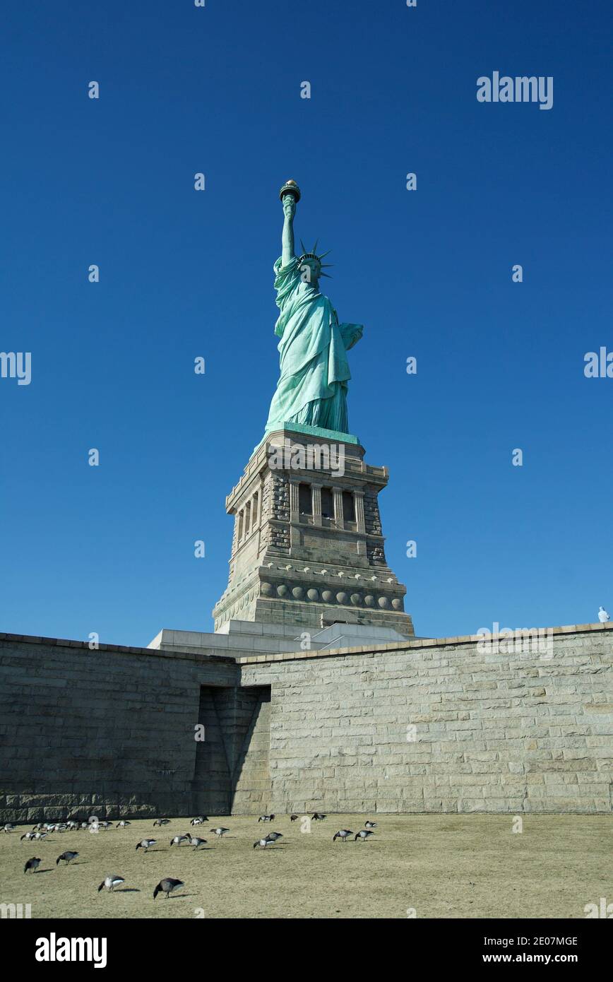 Nahaufnahme der Freiheitsstatue, New York City Statue, von Liberty Island, New York, NYC. Blick von unten, Nahaufnahme der Statue. Stockfoto