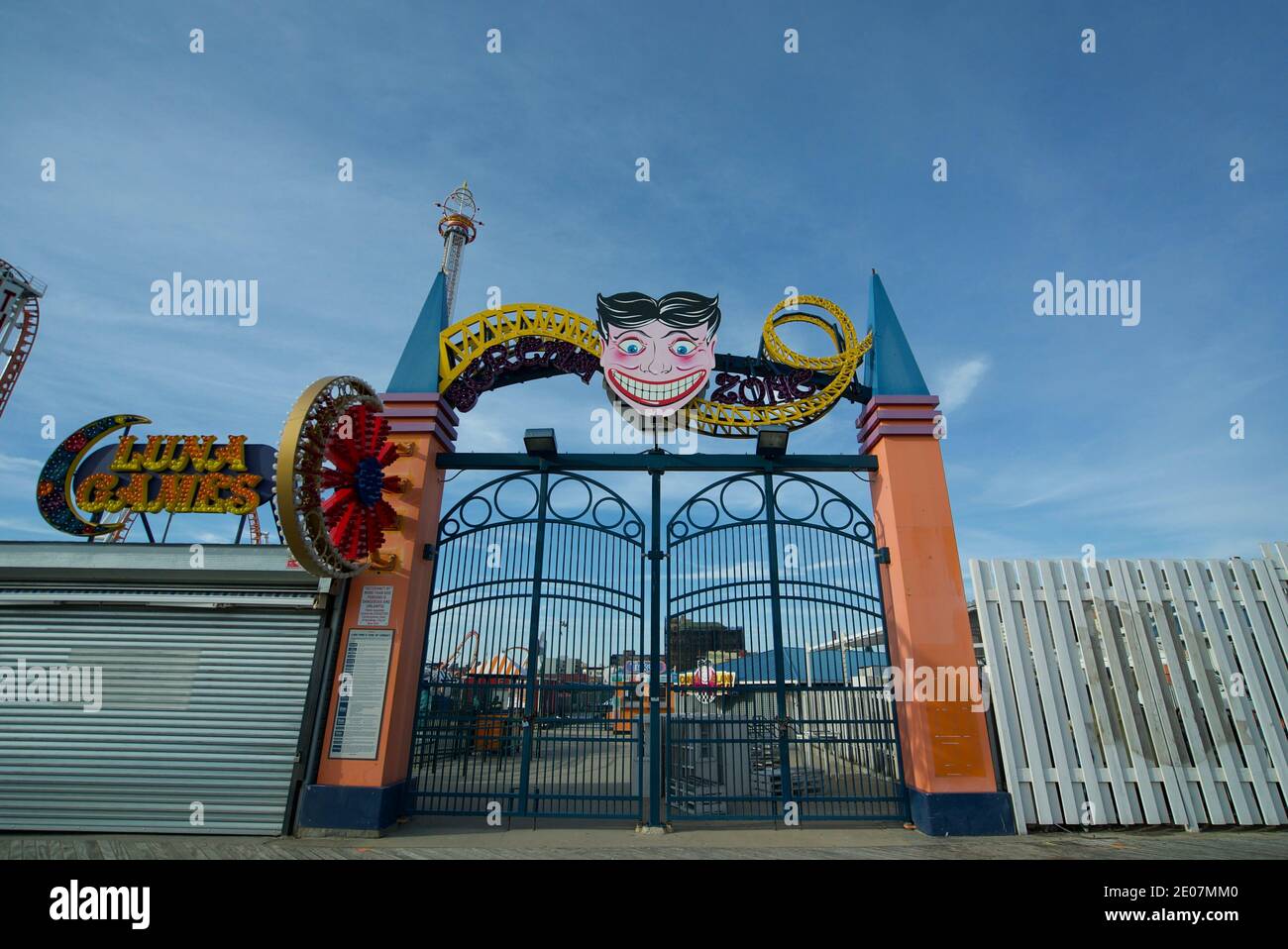 Eingangstor zur Coney Island Scream Zone, New York, Vergnügungspark, zeigt den lächelnden Mann AKA The Steeplechase Face oder „Tillie“. Stockfoto