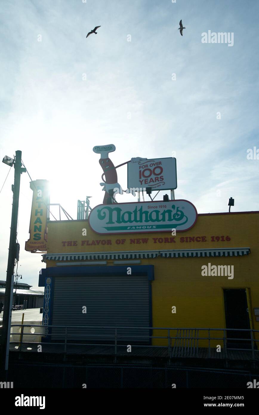 Nathan's berühmtes Hot Dogs Restaurant, Coney Island, New York. Sonnenschein, Laden Geschlossen, Blauer Himmel, Fensterläden Geschlossen. Stockfoto