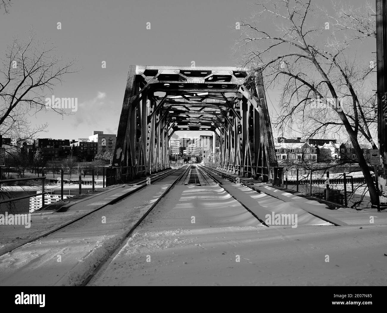 Niedriger Winkel Blick auf lange Eisenbahnbrücke über den Fluss Im Winter Stockfoto