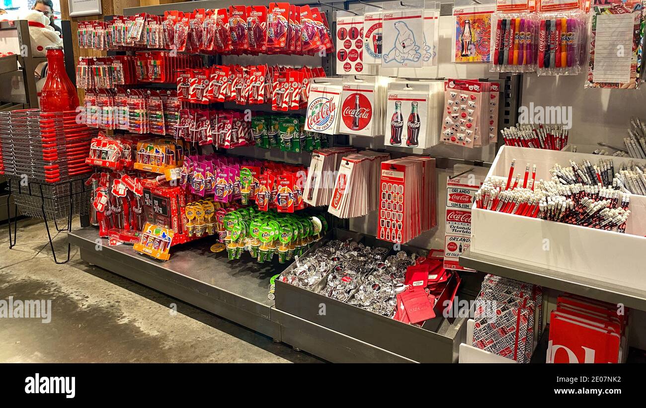 Orlando, FL USA - 15. Februar 2020: Spielzeug, Lippenstift, Aufkleber, Stifte und Bleistifte mit dem Coca Cola Markenlogo auf ihnen im Coca Cola Store in OR Stockfoto