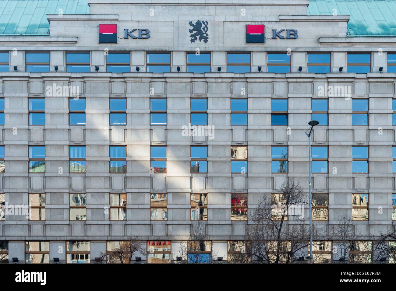 Prag, tschechische Republik, 12-30-2020. KB, eine der stärksten tschechischen Banken in der Tschechischen Republik, stellt ihre Marke und ihre Produkte in einem prestigeträchtigen Gebäude aus Stockfoto