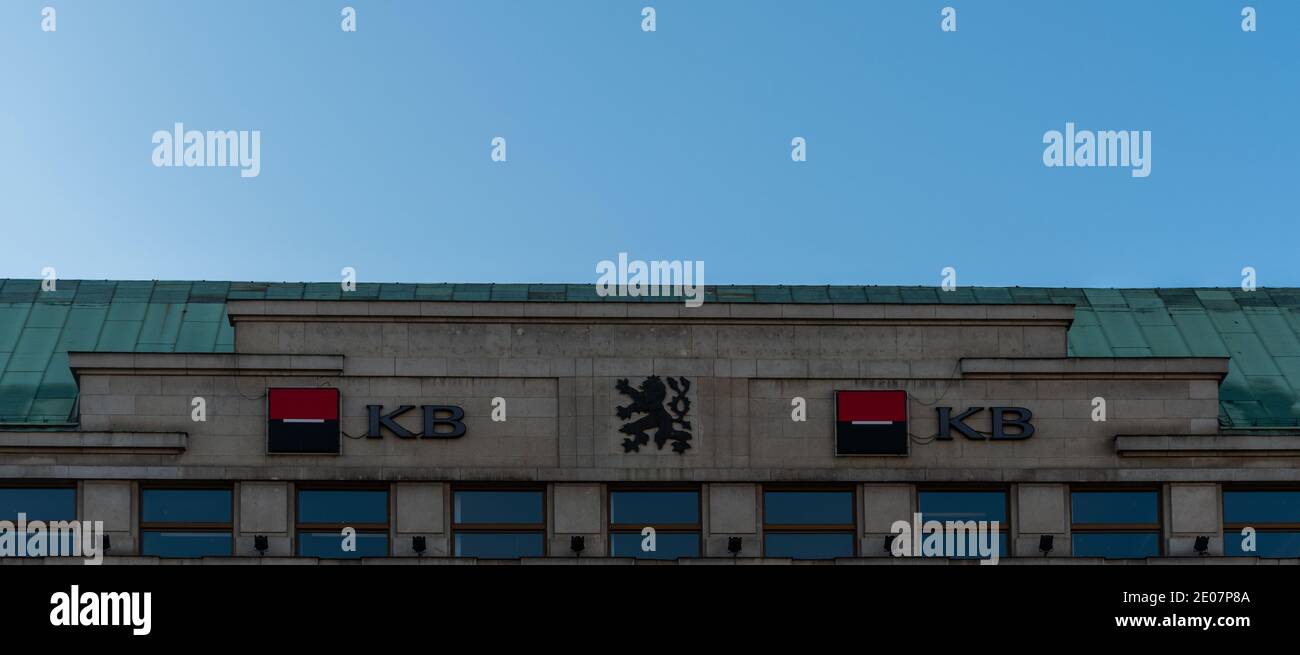 Prag, tschechische Republik, 12-30-2020. KB, eine der stärksten tschechischen Banken in der Tschechischen Republik, stellt ihre Marke und ihre Produkte in einem prestigeträchtigen Gebäude aus Stockfoto