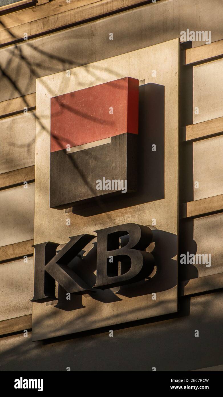 Prag, tschechische Republik, 12-30-2020. KB, eine der stärksten tschechischen Banken in der Tschechischen Republik, stellt ihre Marke und ihre Produkte in einem prestigeträchtigen Gebäude aus Stockfoto