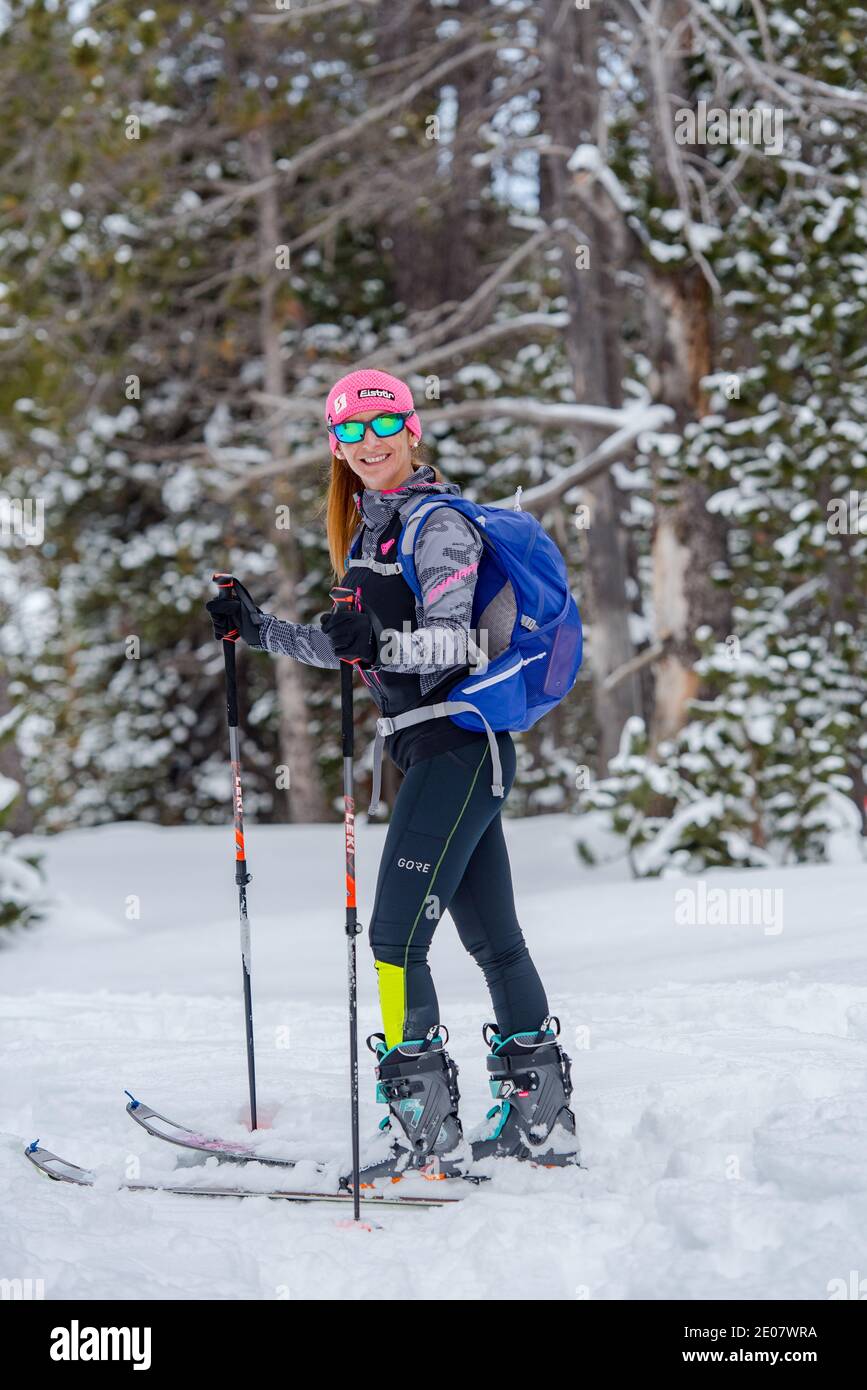Frau macht Ski Bergsteigen in den Bergen in den Pyrenäen in Europa. Stockfoto