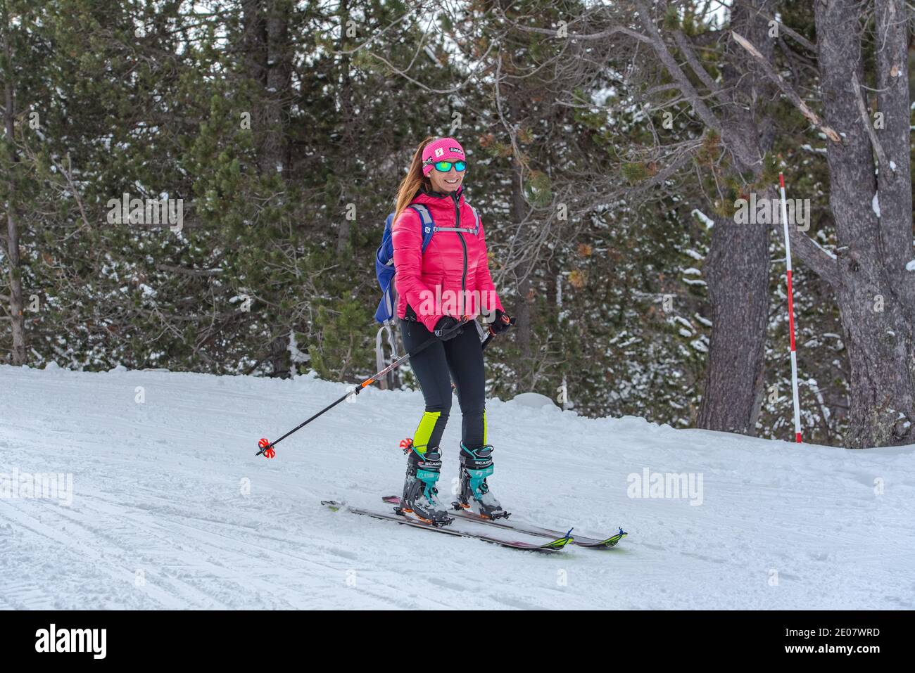Frau macht Ski Bergsteigen in den Bergen in den Pyrenäen in Europa. Stockfoto