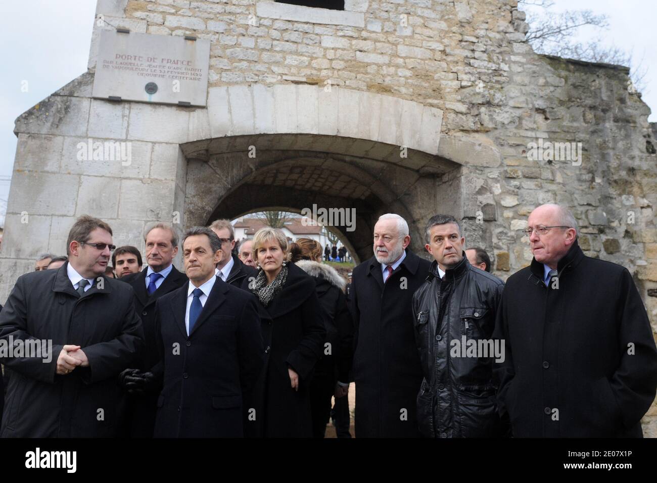 Der französische Präsident Nicolas Sarkozy, flankiert von Gerard Longuet und Nadine Morano, feiert am 6. Januar 2012 den 600. Geburtstag von Jeanne D'Arc an der Porte de France in der Nähe der Kapelle im französischen Vaucouleurs. Foto von Pol Emile/Pool/ABACAPRESS.COM Stockfoto