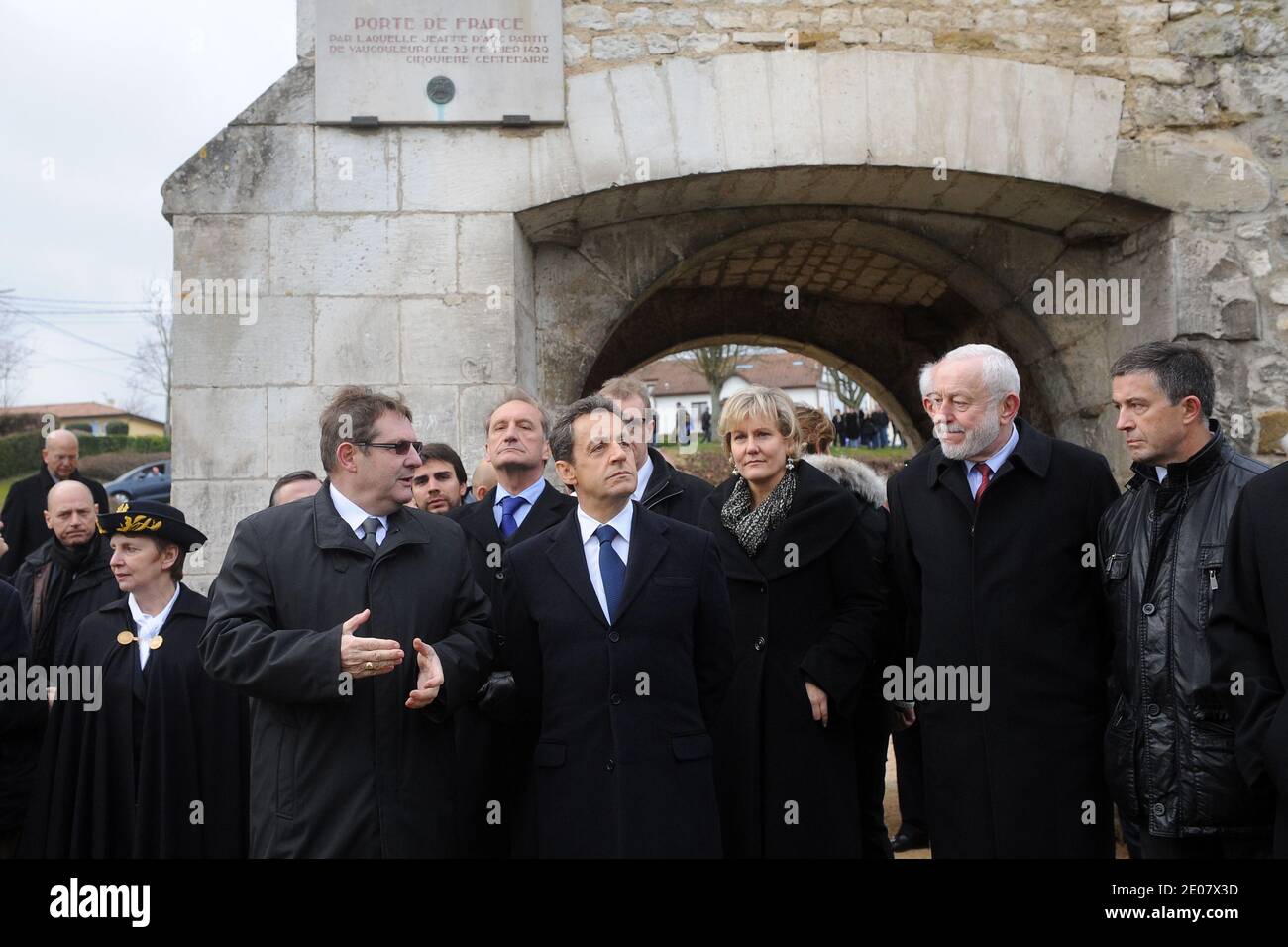 Der französische Präsident Nicolas Sarkozy, flankiert von Gerard Longuet und Nadine Morano, feiert am 6. Januar 2012 den 600. Geburtstag von Jeanne D'Arc an der Porte de France in der Nähe der Kapelle im französischen Vaucouleurs. Foto von Pol Emile/Pool/ABACAPRESS.COM Stockfoto