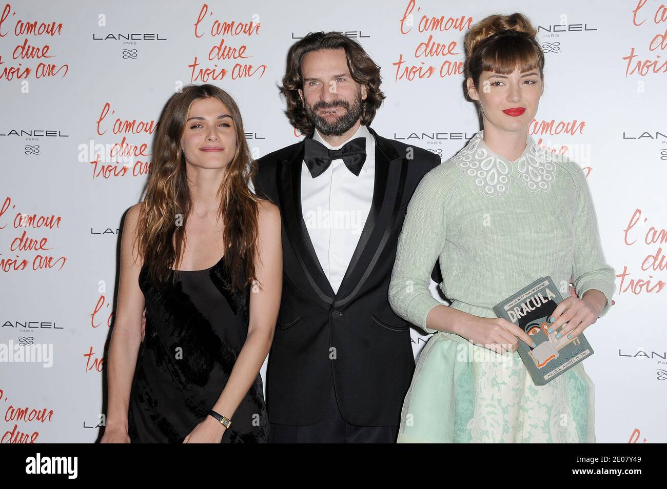 Elisa Sednaoui, Frederic Beigbeder und Louise Bourgoin bei der Premiere des Films 'L'Amour dure Trois ans', der am 7. Januar 2012 im Grand Rex in Paris stattfand. Foto von Nicolas Briquet/ABACAPRESS.COM Stockfoto