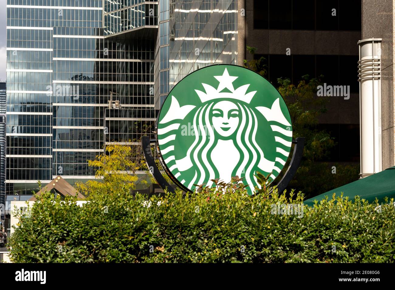 Toronto, Kanada - 24. Oktober 2019: Nahaufnahme des Starbucks Kaffee-Logos vor einem Coffeeshop im Zentrum von Toronto. Stockfoto